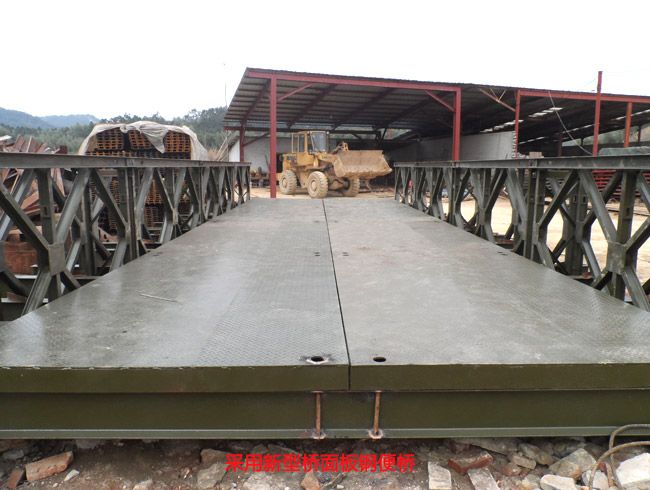 采用新型桥面板钢便桥